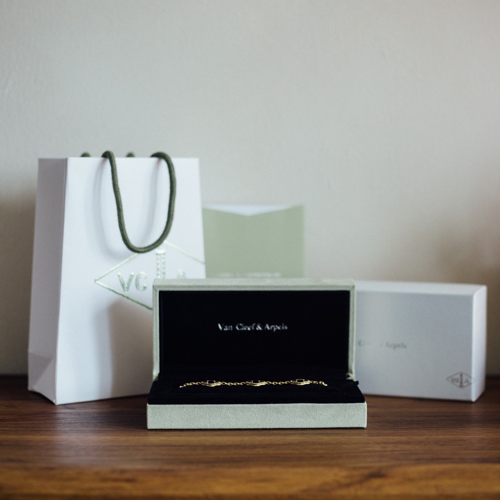 Van Cleef & Arpels Onyx Vintage Alhambra Bracelet - 5 motifs; 18K Gold